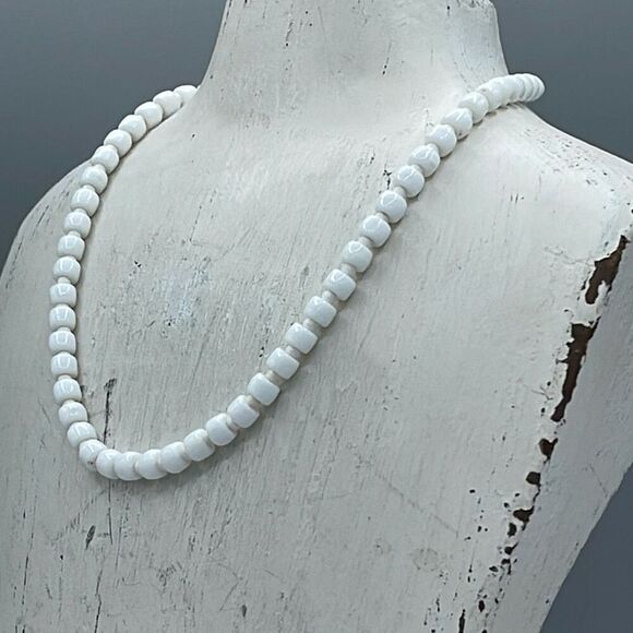 Vintage Jewelry - Vintage white glass beaded necklace